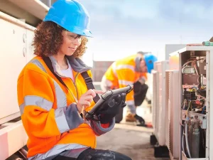 Technicien CVC réalisant le diagnostic d’une installation de climatisation – formation technicien CVC en alternance